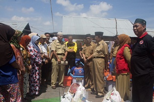 Bupati Inhil Salurkan Bantuan Korban Kebakaran