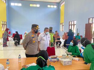 Pastikan Pemberian Vaksin Berjalan Aman & Lancar, Kapolres Siak Kunjungi Lokasi Vaksinasi