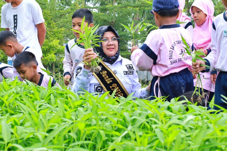 Bupati Afni Ajak Pelajar PAUD Sains Tahfizh Islamic Center Panen Sayuran