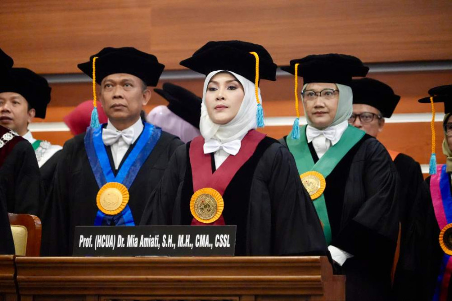 Resmi Sandang Gelar Profesor, Kajati Jatim Mia Amiati Menjadi Guru Besar di Unair