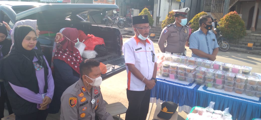 Puasa Kedua, Polsek Tembilahan Hulu dan YVB Bagi-bagi Takjil di Parit 6