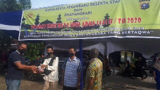 Polresta Pekanbaru Berikan 1.300 Kantong Daging Kurban kepada Masyarakat