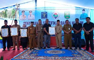 Wabup Husni Serahkan 28 Sertifikat Badan Hukum Usaha Kampung