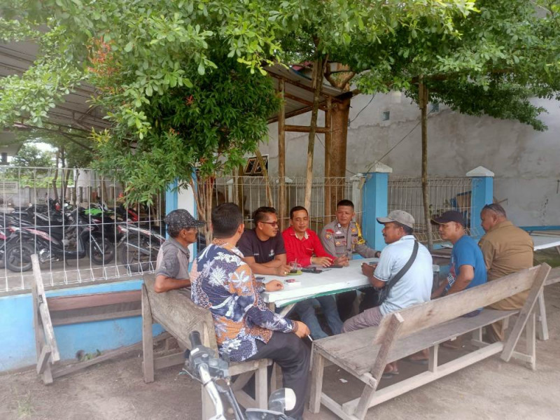 Gelar Cooling System Jelang Pilkada 2024, Bhabinkamtibmas Polsek Kandis Dialog Kamtibmas Bersama Warga