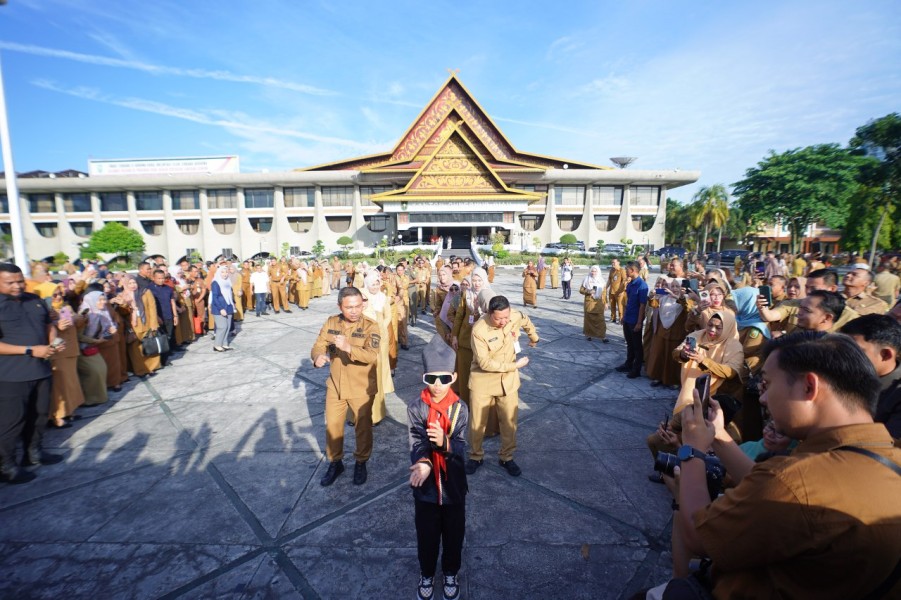 Bikin Heboh! Gubri Wahid dan Rayyan Arkan Dikha Pamer 'Aura Farming' di Kantor Gubernur