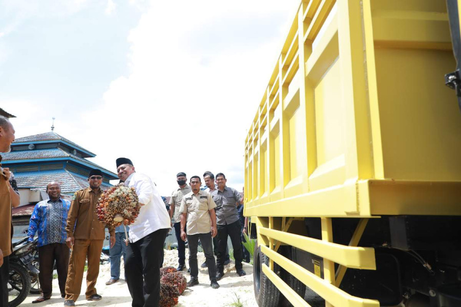 KUD Karya Dharma Keranji Guguh Terima Mobil Dump Truk dari BPDPKS