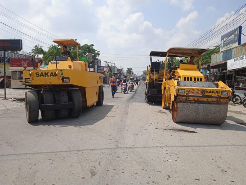 PUPR Riau Mulai Aspal Jalan Adi Sucipto Pekanbaru, Sebentar Lagi Mulus Kembali