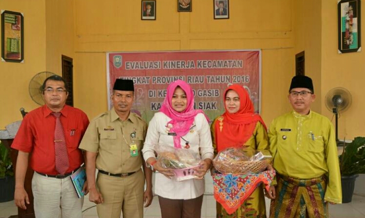 Pekab Siak Motivasi Camat Melalui Program EKK