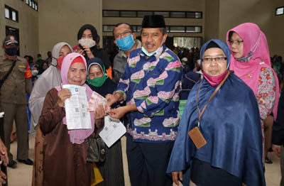   Bupati Alfedri Salurkan BST Bagi Warga terdampak Covid-19 