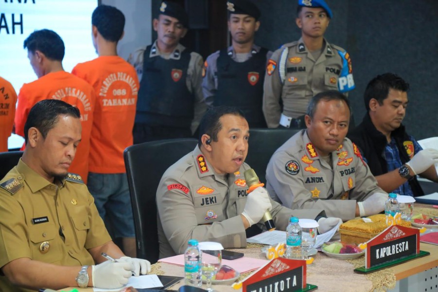 Terkuak! Tersangka Kasus Sampah Mampu Kumpulkan Uang Puluhan Juta Per Bulan