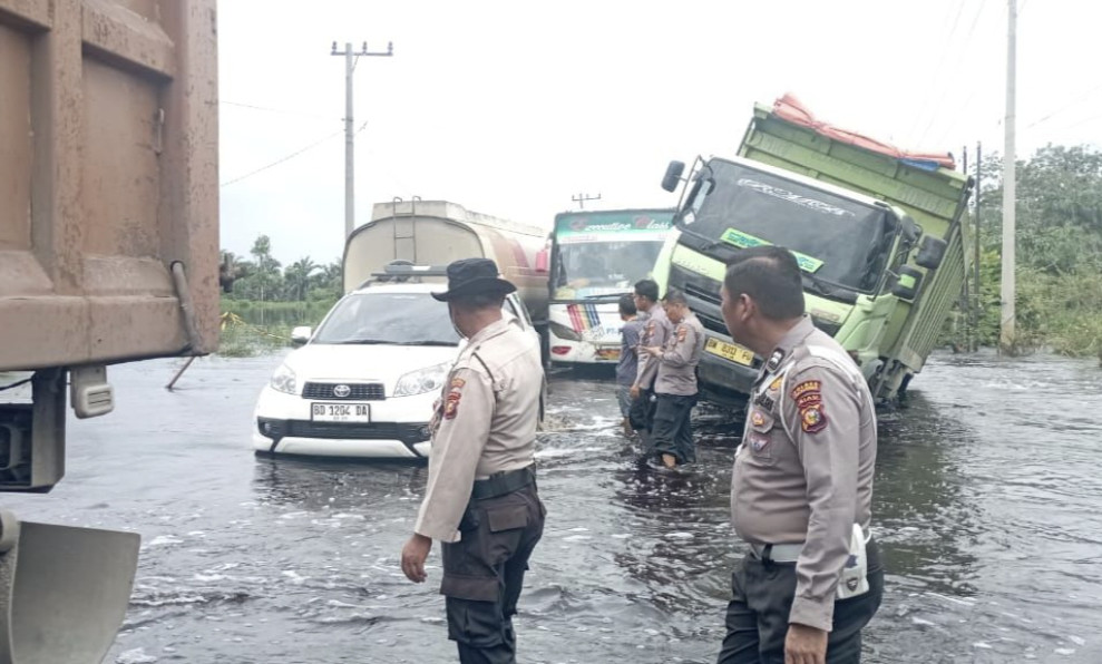 Banjir Lintas Timur Ancam Keselamatan Pengendara, Kapolda Riau Instruksikan Jajarannya Turun ke Lokasi