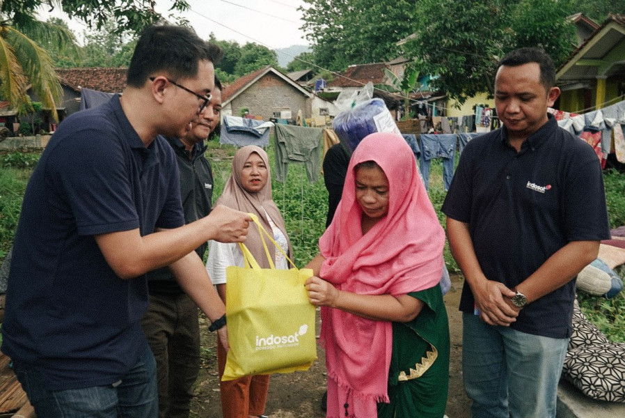 Indosat Ooredoo Hutchison Salurkan Bantuan untuk Korban Bencana Sukabumi