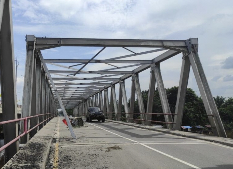 Besi Penyanggah Jembatan Siak II Pekanbaru Ditabrak Alat Berat