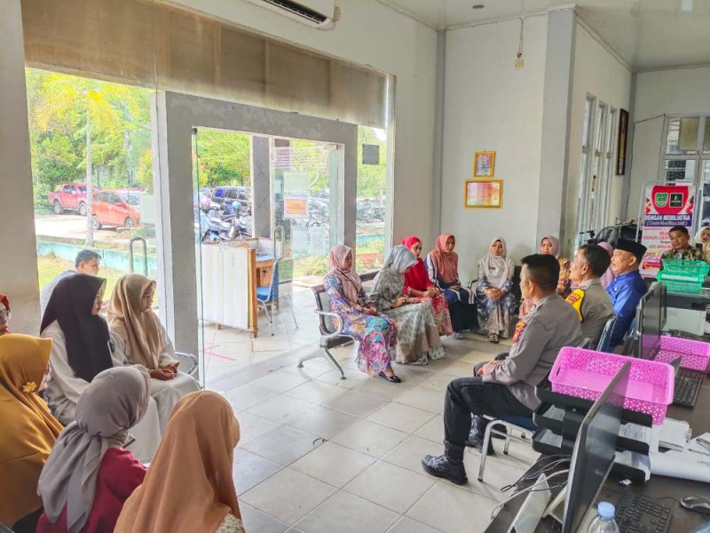 Bersama Pegawai Disdukcapil, Sat Binmas Polres Rohul Wujudkan Kamtibmas Kondusif Pilkada 2024