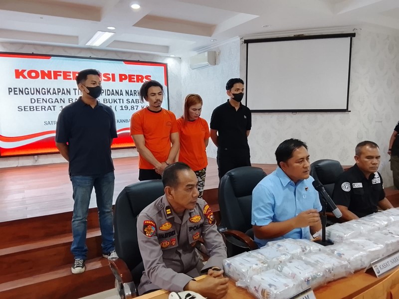 Ketahuan Bawa 19 Kg Sabu, Pasutri Ditangkap di Parkiran Mall SKA