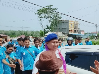 Daftar ke Gerindra, Ketua KONI Diarak & Dikalungin Bunga