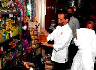 Jokowi Blusukan ke Pasar Pantau Harga Minyak Goreng