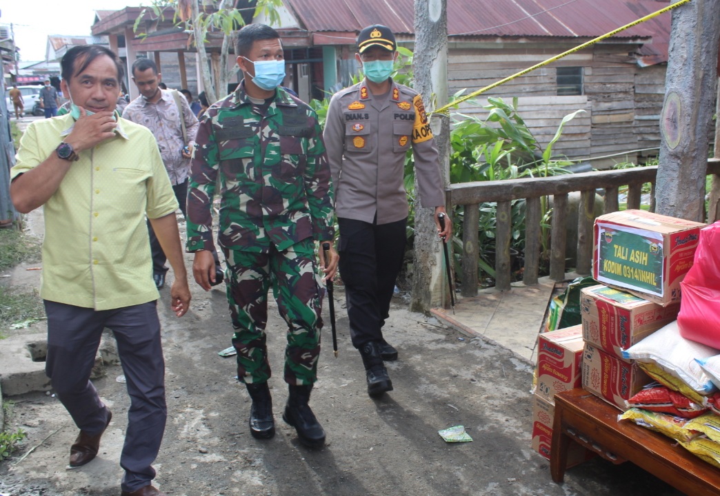 Datangi Lokasi Kebakaran, Dandim Inhil Bersama Kapolres dan Ketua DPRD Beri Bantuan