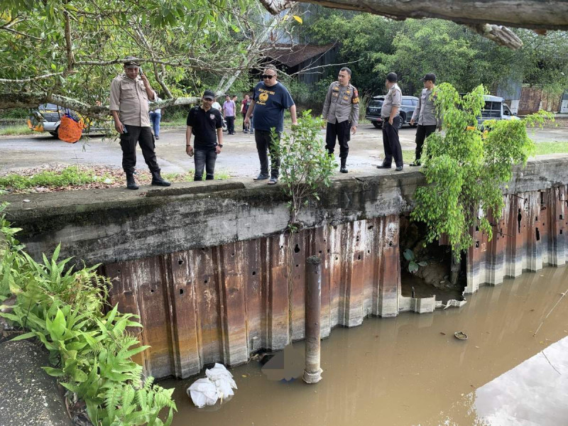 Diduga Bunuh Diri, Mayat Pria Ditemukan Mengapung di Sungai Siak