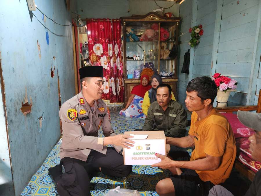 Kapolsek Kempas bersama Kades Sungai Gantang Santuni Keluarga KPPS