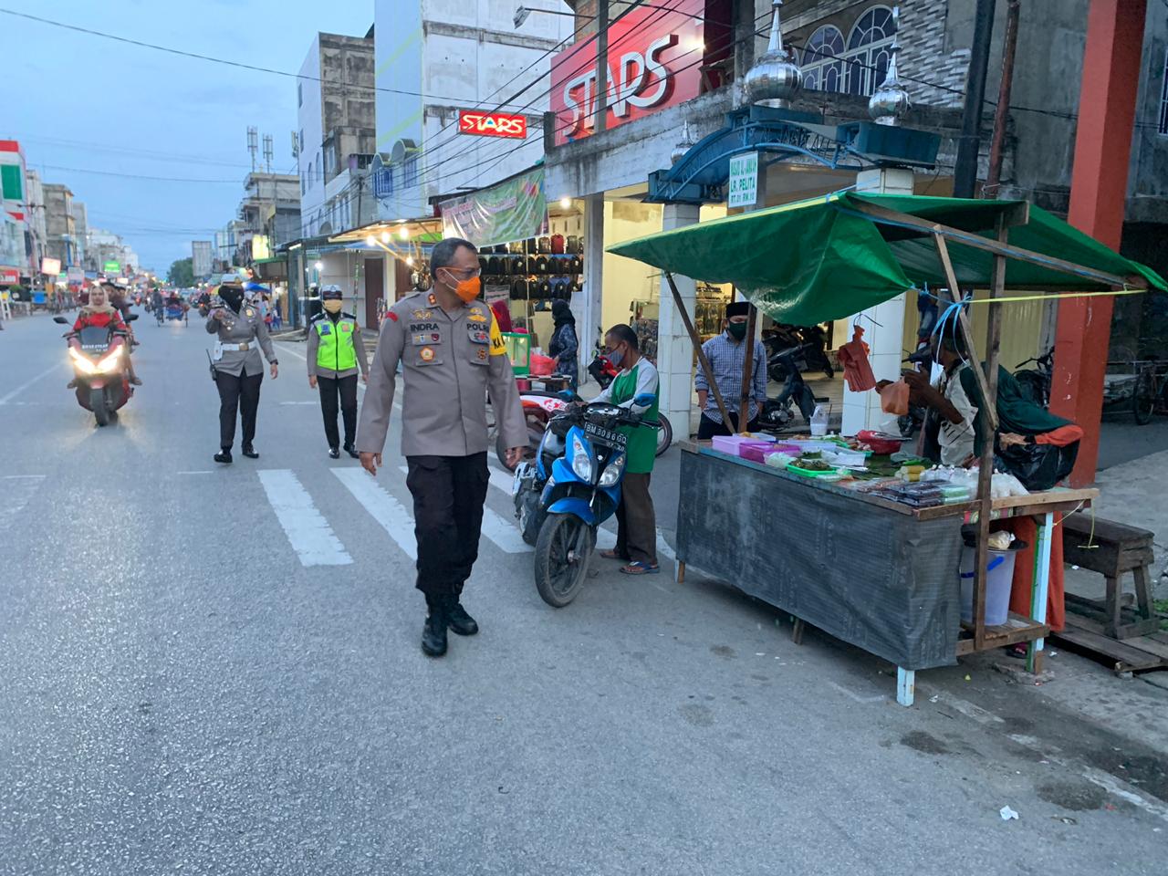 Dengan Berjalan Kaki, Kapolres Inhil Ajak Masyarakat Gunakan Masker saat di Luar Rumah