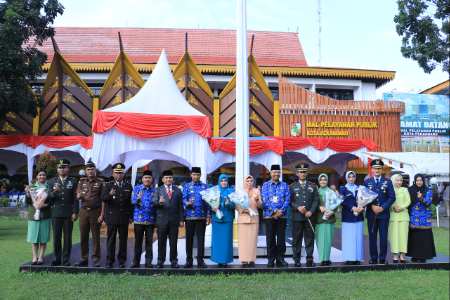 Tiga Perempuan di Pekanbaru Terima Penghargaan di Hari Ibu