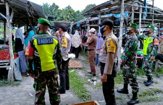 Anggota Koramil 03/Siak, Polsek Siak & Satpol PP Berikan Imbauan Protokol Kesehatan