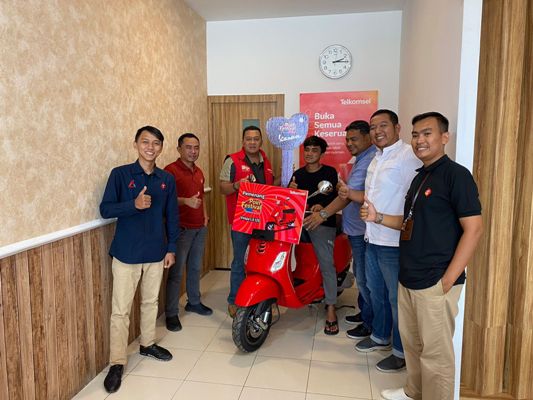 Telkomsel Serahkan Hadiah Motor Vespa LX 125 dari Program Poin Festival Lucky Draw