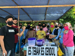 Relawan COVID-19 Mahasiswa UNRI Bagikan 250 Masker Gratis Kepada Warga & Pedagang