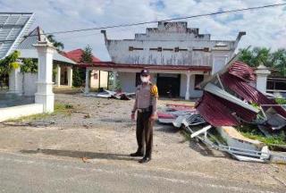 Desa Buluh Rampai Inhu Diterjang Puting Beliung, Atap Berterbangan, Sejumlah Bagunan Rusak Parah