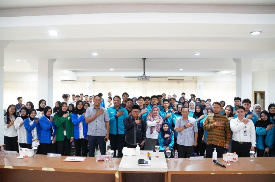 Puluhan Mahasiswa Unri 'Gali' Sistem Kepartaian di KPU Riau