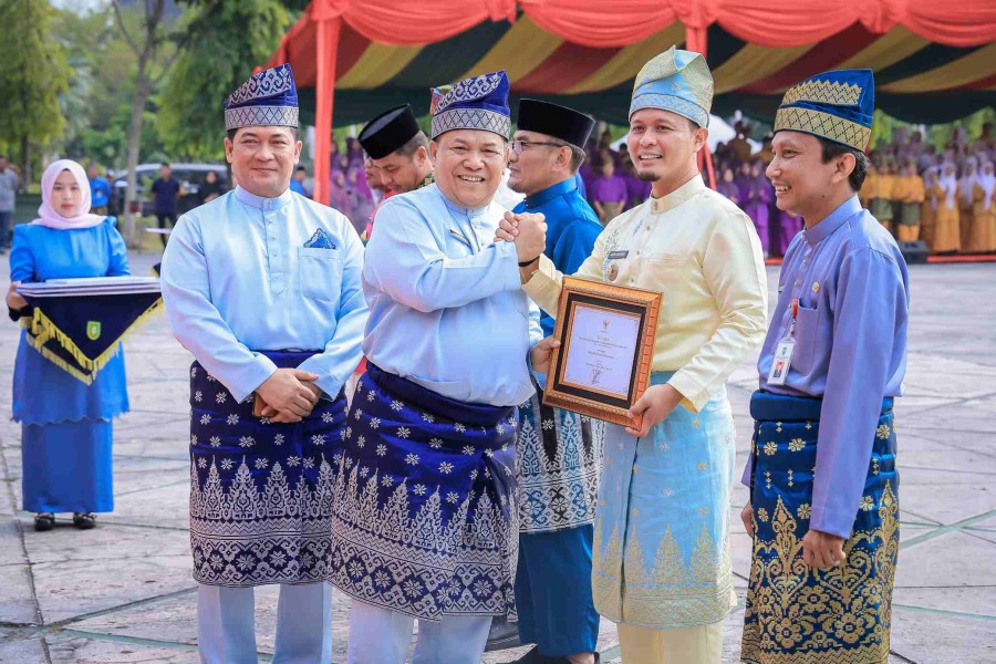 Pemko Pekanbaru Dinilai Unggul dalam Perencanaan Pembangunan, Terima Piagam dari Plt Gubri di HUT Riau ke-69