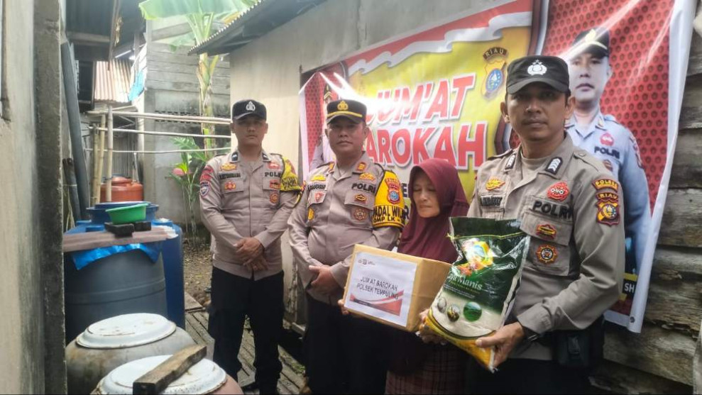 Sembari Amankan Kampanye Pilkada 2024, Polsek Tempuling Turut Berikan Sembako kepada Warga