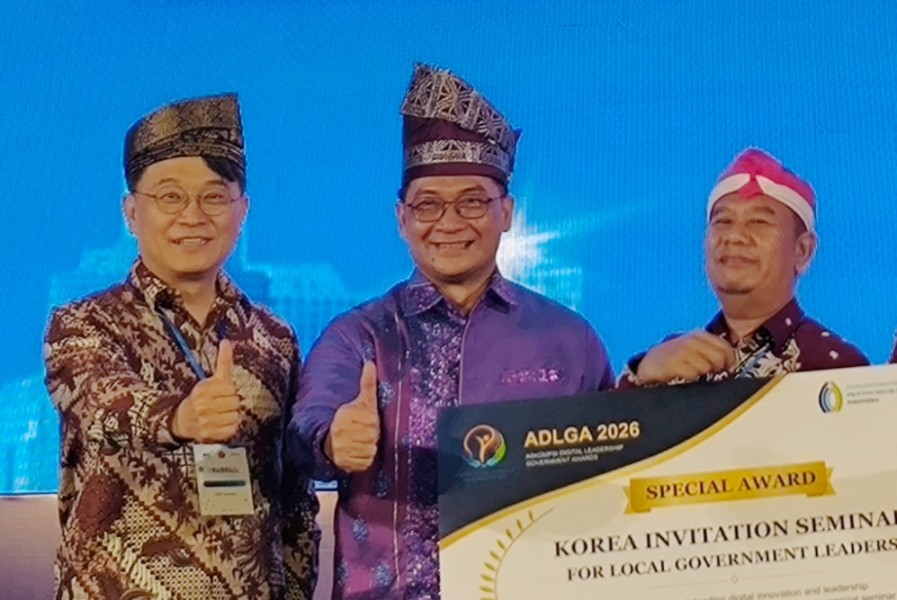 CEO Korea Pakai Tanjak Melayu, Undang Sekda Riau Syahrial Abdi Seminar Digital di Korsel
