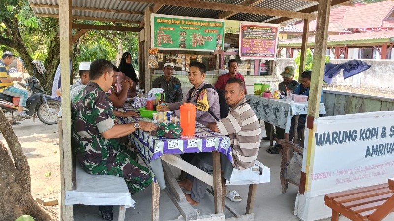 Sambangi Desa Kepenuhan Barat, Bhabinkamtibmas dan Babinsa Ajak Masyarakat Sukseskan Pilkada 2024