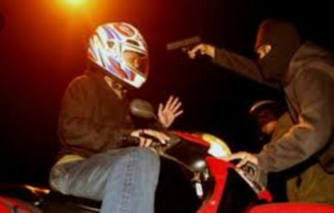 Incar Tas Sandang, Sekelompok Begal Pukul Pasutri dengan Sepotong Kayu