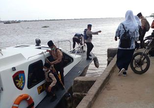 Mirisnya! Siswa di Inhil Tidak Bisa Berangkat ke Sekolah, Polres Turun Tangan, Siswa: Terima Kasih Ndan