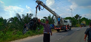 Akibat Terlalu Kencang, Mobil Masuk Parit, Pengguna Sepeda Motor Masuk Rumah Sakit