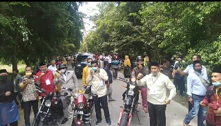 Menggunakan Sepeda Motor, Pasangan Arif-Sujarwo Menuju Kantor KPU Siak