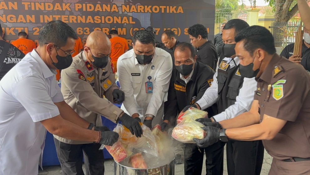 Upah Kurir Narkoba Tembus Rp60 Juta, Polda Riau Musnahkan 29,8 Kg Sabu Jaringan Internasional