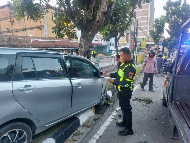 Konsumsi Alkohol Diduga Picu Mobil Tabrak Pohon di Sudirman Pekanbaru