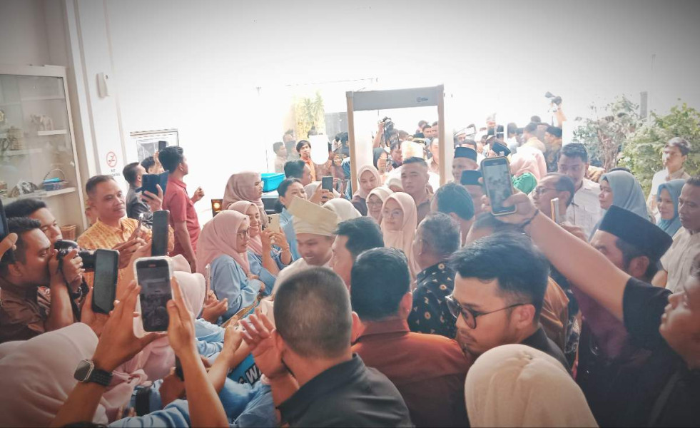 Tiba di Pekanbaru, Gubernur Riau Abdul Wahid Disambut dengan Sederhana