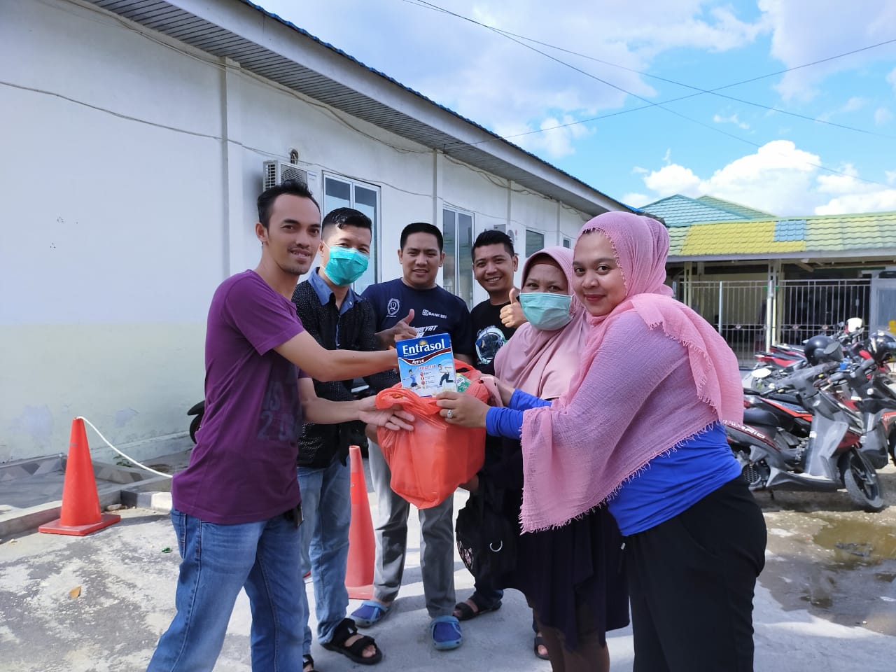 Peduli Covid 19, Marlis Syarif dan Keluarga Serahkan Bantuan ke PPNI Inhil