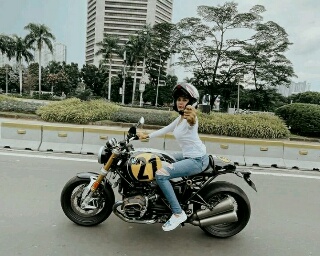 Nikita Mirzani Tulis Keliling Nyopotin Baliho dan Otw Petamburan Bebs, Sindir HRS?