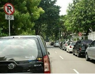 Parkir Sembarangan, 15 Mobil Diberi Stiker Peringatan