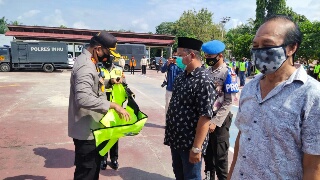 Gandeng STIE-I untuk Bagikan Bantuan, Kapolres Inhu Serahkan Rompi Relawan Covid-19 