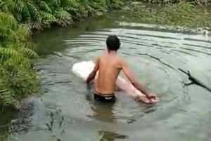 Serem! Warga Temukan Mayat Mirip Pocong Mengapung di Parit