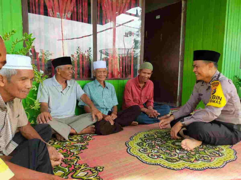 Silaturrahmi ke Tokoh Masyarakat,  Bhabinkamtibmas Tanjung Lajau Ajak Sukseskan Pilkada Serentak