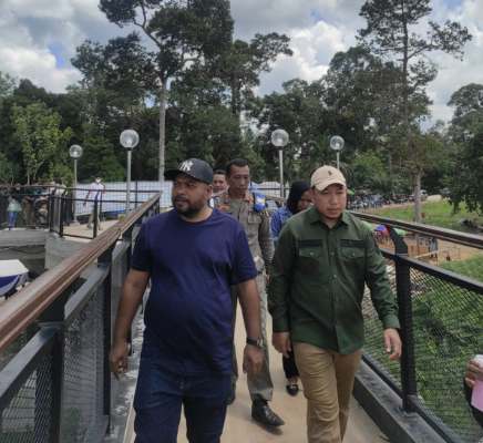 Libur Lebaran Idul Fitti 1444 H, Ribuan Pengunjung Padati Skywalk Tengku Buwang Asmara Kota Siak