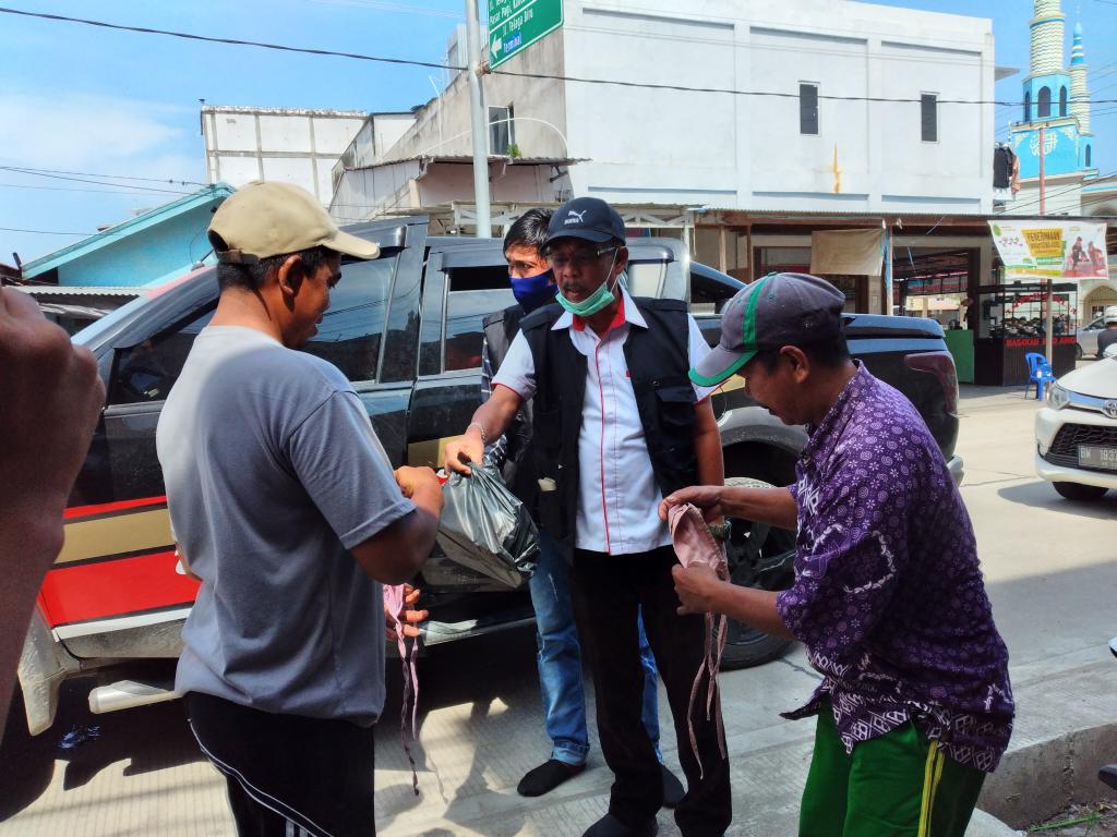 Bagikan Masker dan Nasi Kotak, Marlis Ajak Masyarakat Jaga Kesehatan dan Lindungi Diri dari Covid-19